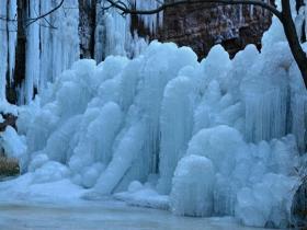 河南九峰山冰掛似玉 邂逅一場“冰雪奇緣”