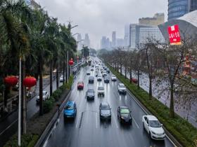 广西南宁开启雨雾模式 地面湿滑扰出行