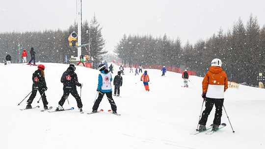 河北崇礼迎降雪 滑雪爱好者尽享雪中乐趣