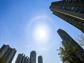 山东威海上空出现日晕景观 光环闪耀