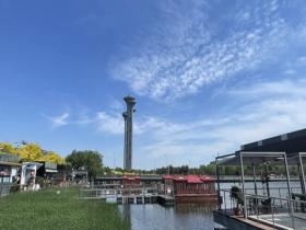 五一假期首日北京蓝天白云交织 “龙形水系”景色优美