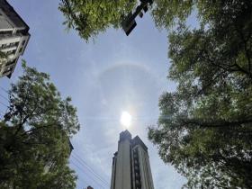 北京天空出现巨大日晕 彩色光环清晰可见
