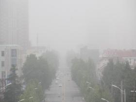 山东威海大雾笼罩 能见度转差影响出行