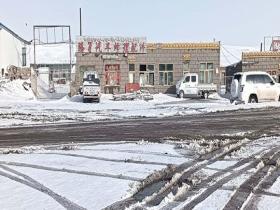 青海五道梁遭遇强降雪 路面积雪影响出行