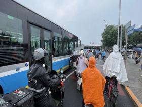 北京阴雨天气持续 晚高峰出行注意交通安全