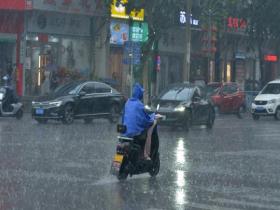 河南汝州雨水连成线 低洼路面积水明显