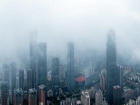 广西南宁晨雨后雾气弥漫 高楼若隐若现