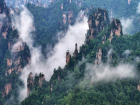 张家界十里画廊云雾氤氲 绘就诗意山水画卷