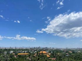 北京天空湛蓝白云悠悠 初夏风光正明媚