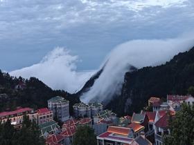 江西庐山雨过天晴 流云如瀑倾泻而下