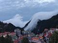 江西庐山雨过天晴 流云如瀑倾泻而下