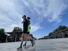 北京雨后蓝天白云上线 市民奥森公园惬意漫步健身
