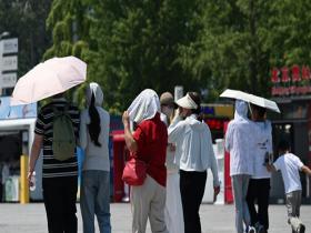 北京高温橙色预警中 看街头防暑众生相