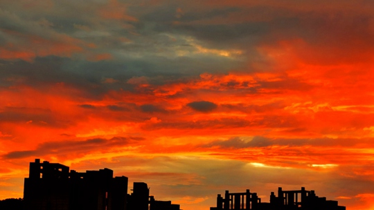  After the rain, the sunset in Jishou, Hunan, is on the line, red and strong, as beautiful as oil painting