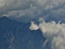 雨后官厅湖墨云压山 风起云涌景象变幻莫测
