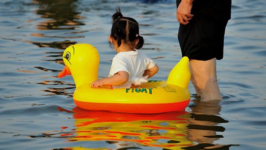  The citizens of Ruzhou, Henan, enjoy the cool water in the hot summer