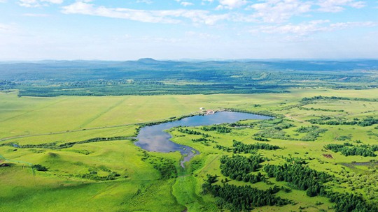  The vast and magnificent grassland of Ulan Butong in Inner Mongolia is full of green