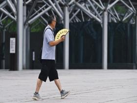 北京天气闷热如蒸笼 街头消暑众生相