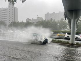 今晨北京降雨来袭部分路段出现积水 开车如行船