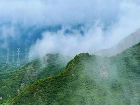 北京昌平山区雨后云雾升腾 翠绿的群山在雾气中若隐若现