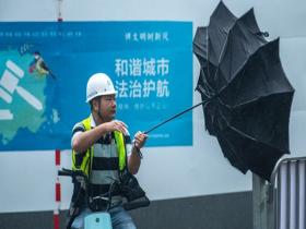 台风“韦帕”逼近广东 深圳市民风雨中出行