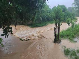 福建云霄县遭遇持续强降水 溪水暴涨果园被淹