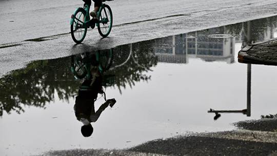 今晨早高峰北京出现降雨 部分路段出现积水