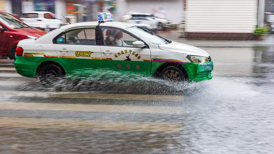 吉林省吉林市遭遇短时强降水 部分路段积水明显