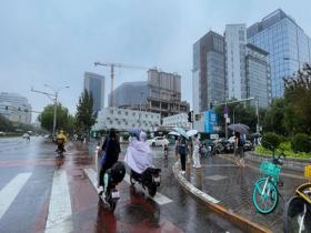 北京降雨断断续续 城区地面难干郊区雾气朦胧