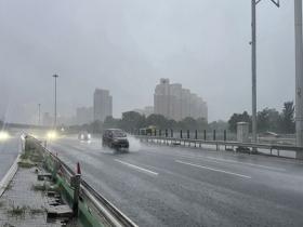 今晨北京强降雨影响早高峰出行 行车如开船