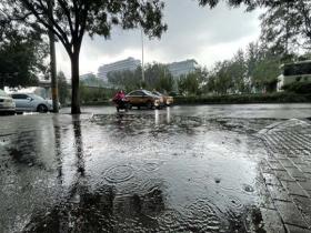 北京北四环出现明显降雨 路面湿滑