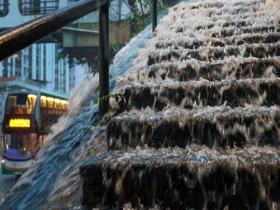 香港发布黑色暴雨警告信号 部分路段发生严重水浸