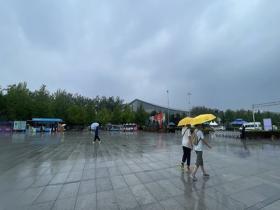北京大部出现降雨道路湿滑 外出注意防雷避雨