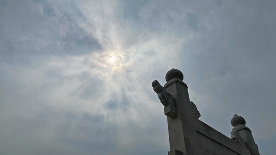 北京风雨欲来 云隙有阳