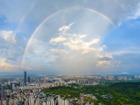 直上云霄！广西南宁阵雨过后彩虹惊艳亮相