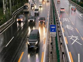今天北京降雨持续 早高峰时段地面湿滑部分路段有积水