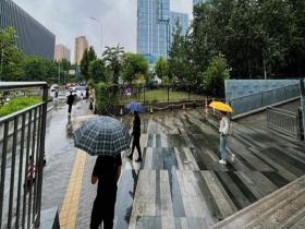 北京雨水连绵 镜头记录雨中街景