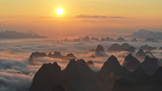 广西阳朔群峰林立云海涌动 宛如人间仙境