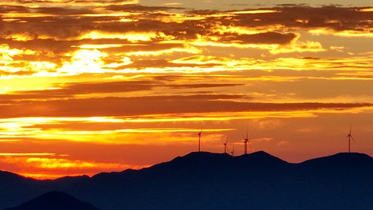 江西遂川日出洒金光 霞光漫漫尽显温柔