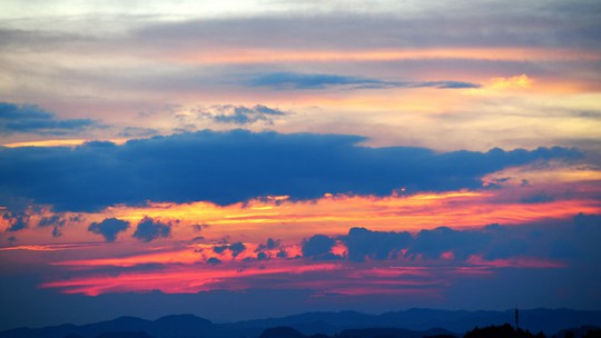 浓墨重彩！贵阳天空现绚丽晚霞