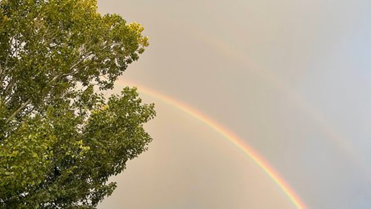 国庆中秋假期前夕 北京天空现双彩虹