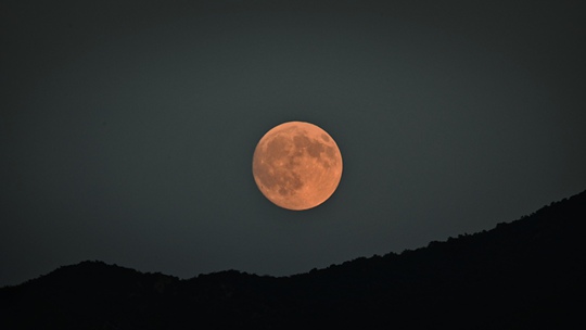 中秋月儿圆 古长城上明月升