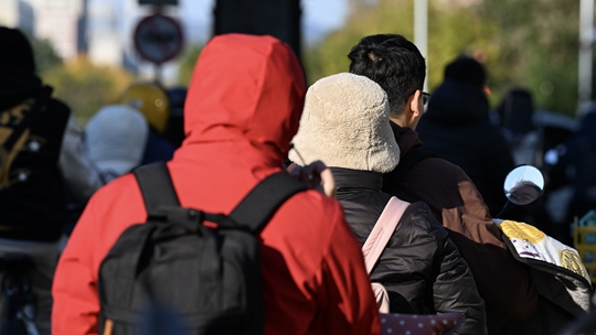 冷！今天早晨北京寒意在线 早高峰市民厚装出行