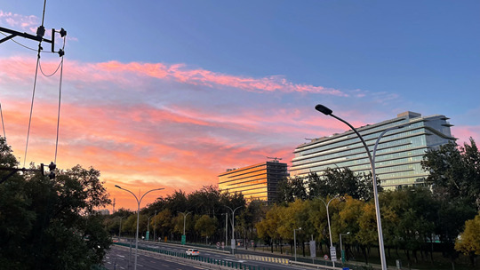 惊艳！北京今晨现金粉朝霞 绚丽迷人