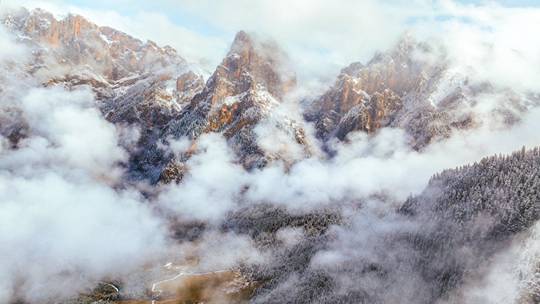 甘肃扎尕那雪后初霁 石林云雾相映成画