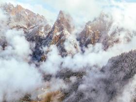 甘肃扎尕那雪后初霁 石林云雾相映成画