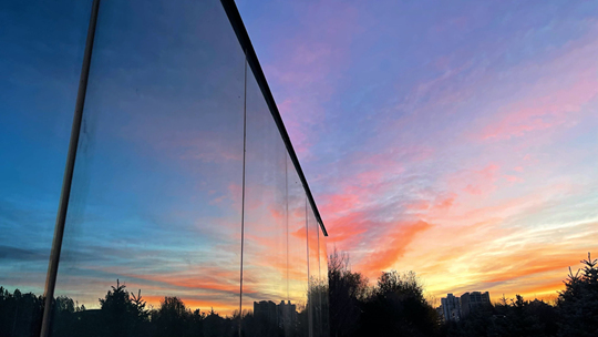 降温中的一抹温柔！北京今晨气温低迷 天空现粉色朝霞