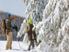 雪景上线！河北草原天路迎降雪 游客滑雪打卡乐享其中