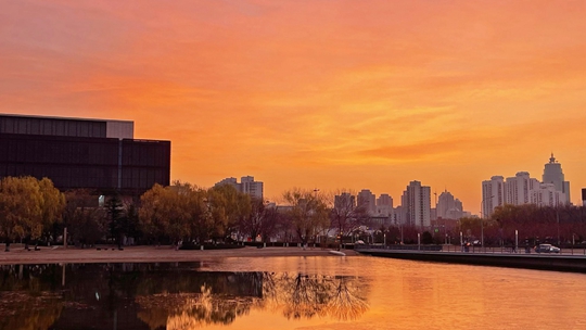 北京今晨朝霞似调色盘 粉紫橙红染天际 