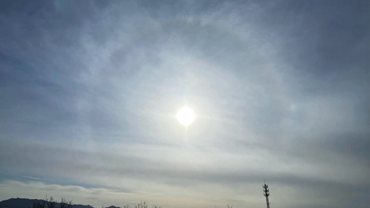 北京上空出现日晕景观